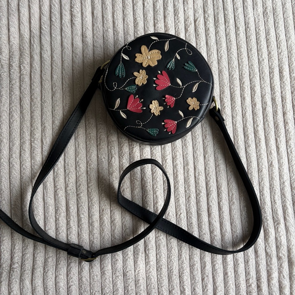 💐 Folklore Circle Crossbody Bag - Portland Leather - Picture 3 of 3